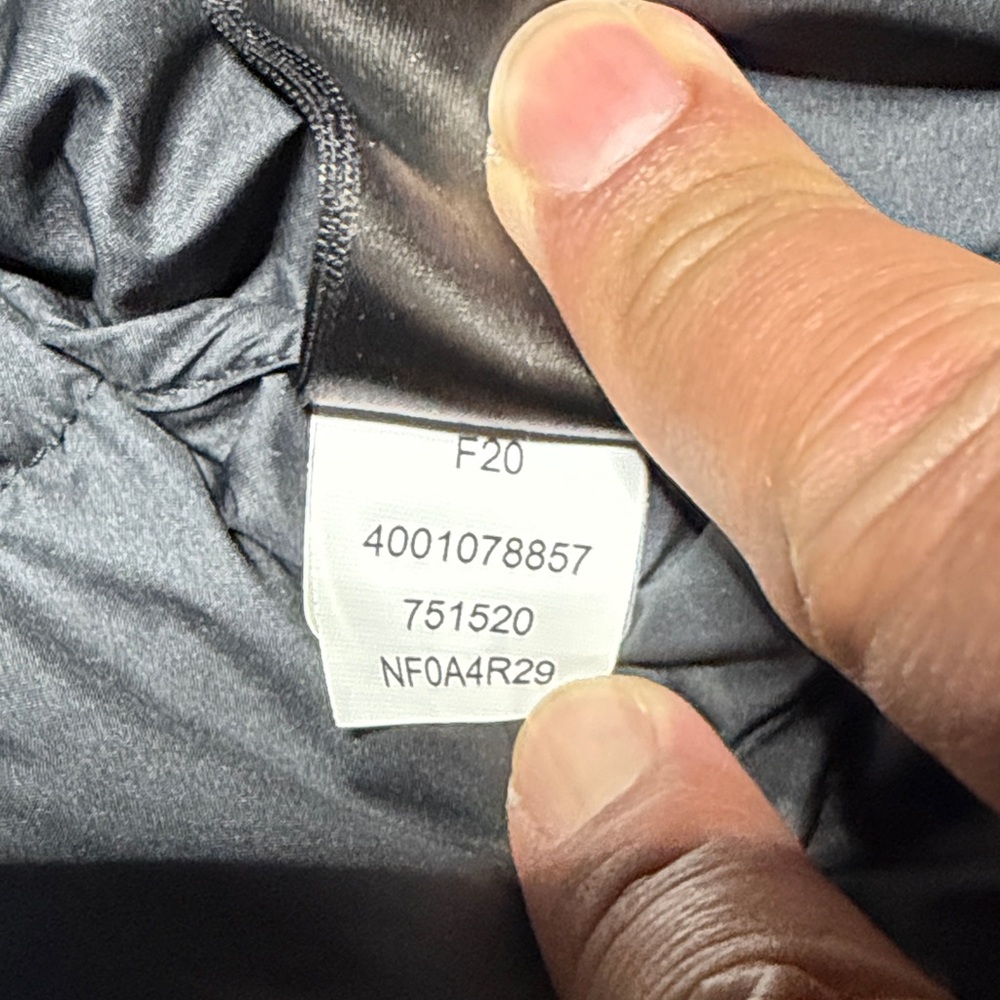 The North Face Men's Black Quilted Puffer Jacket - Picture 3 of 4